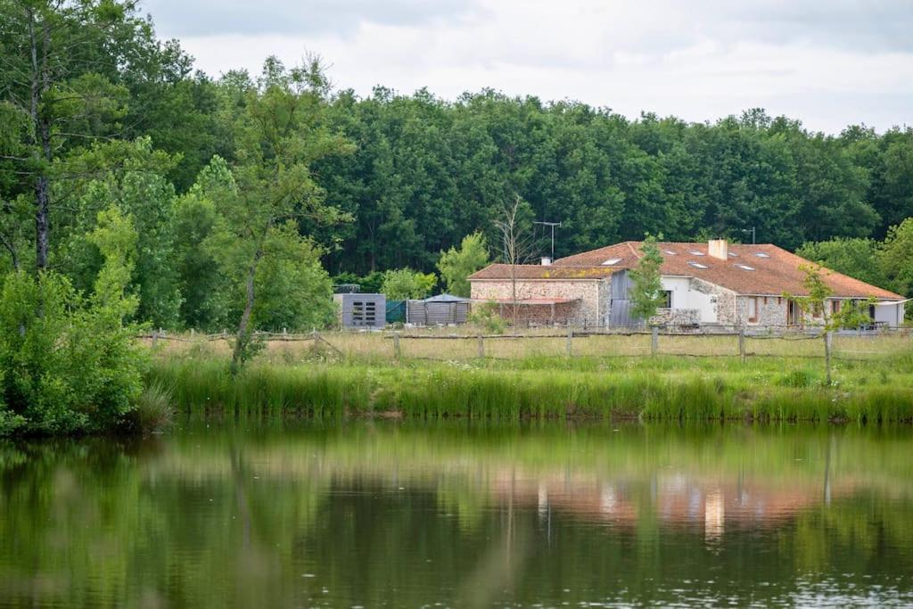 L'Evasion En Pierre Piscine Et Etang Prive Villa Sevremoine Exterior photo